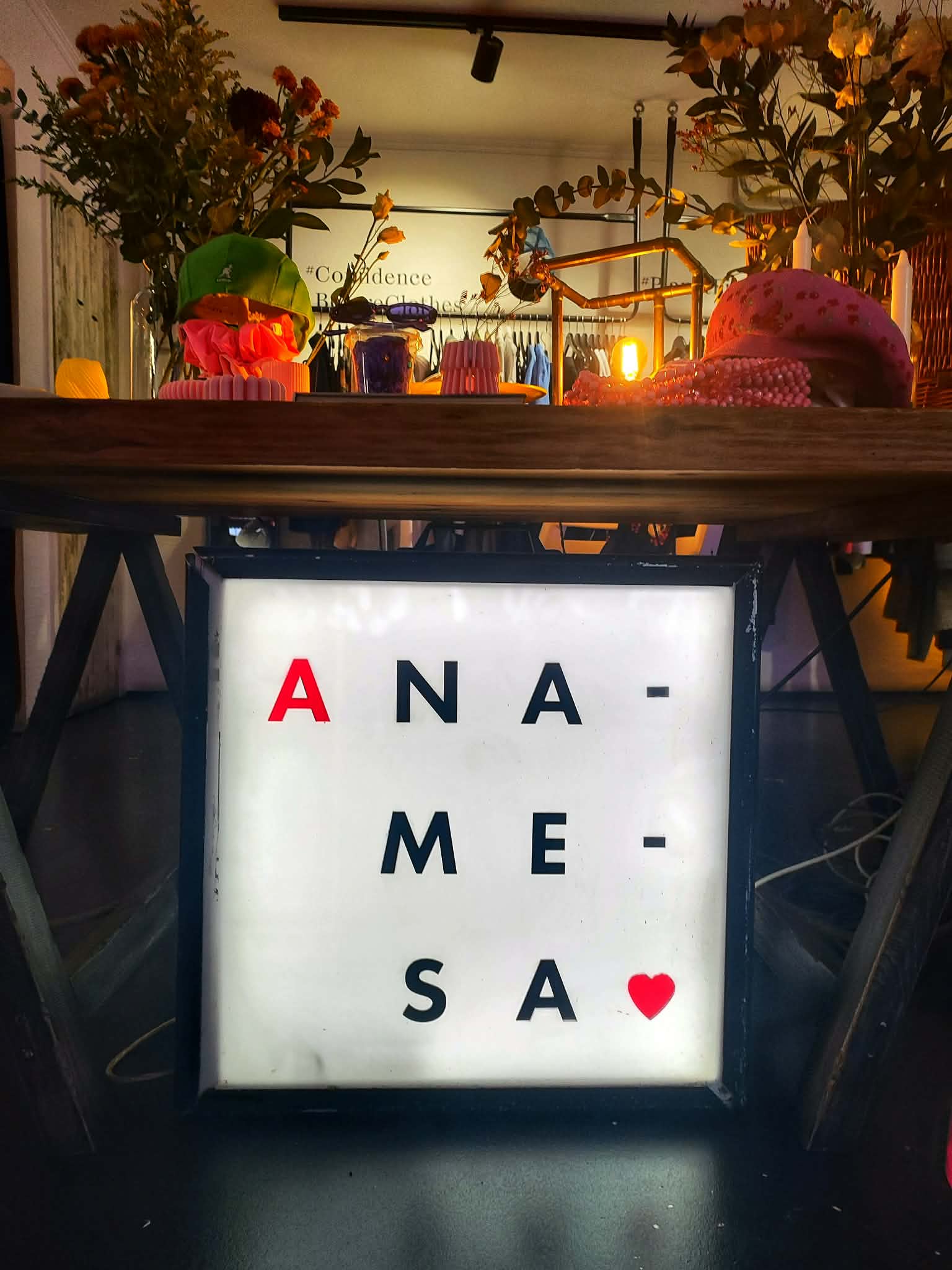 Anamesa: Το concept store στο Σύνταγμα που συνδυάζει μόδα και καφέ