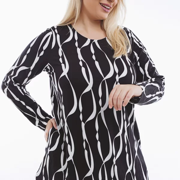 Μπλούζα με τσέπες στα πλαϊνά σε μαύρο χρώμα