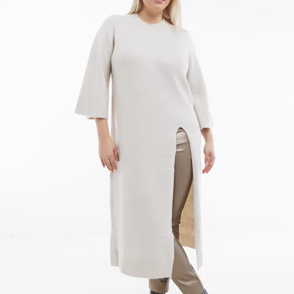 Πλεκτό φόρεμα με άνοιγμα μπροστά σε εκρού χρώμα