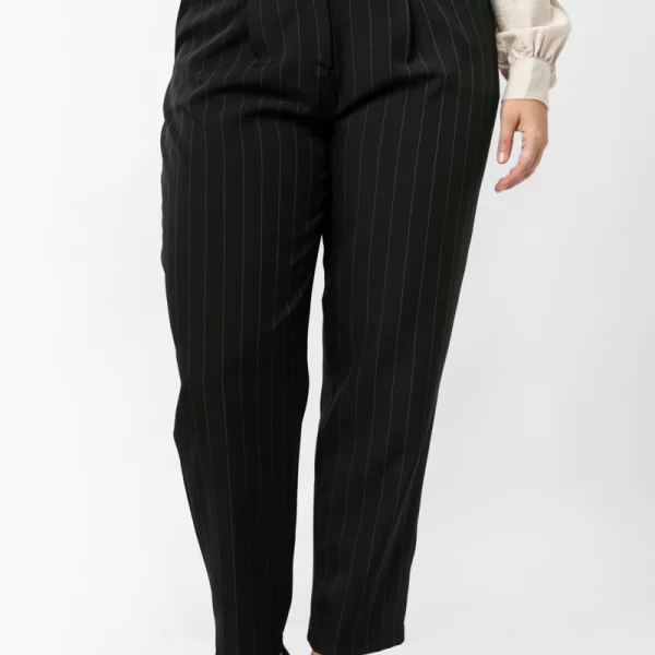 Παντελόνι ριγέ με πιέτες σε μαύρο χρώμα