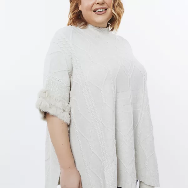 Πλεκτό πόντσο με γουνάκι στο μανίκι σε εκρού χρώμα