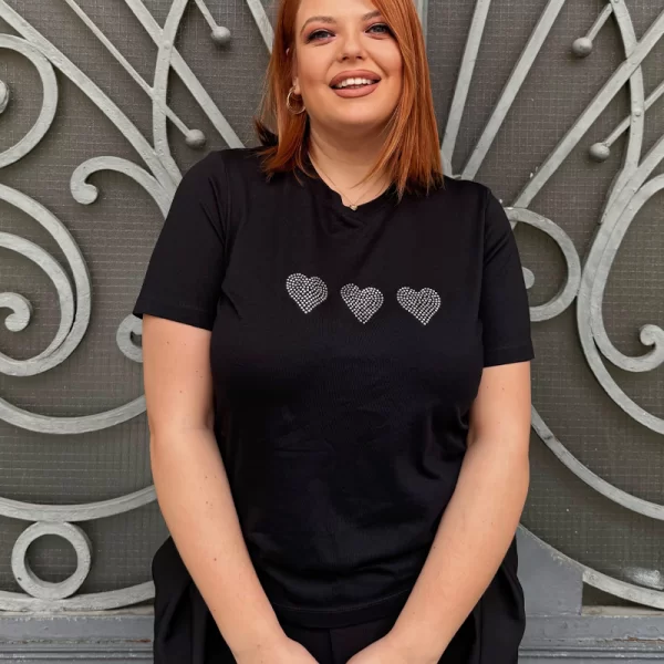 T-shirt με στρας καρδιές σε μαύρο χρώμα