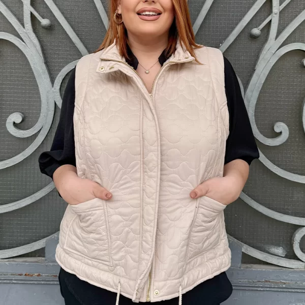 Κοντό καπιτονέ γιλέκο με τσέπες σε εκρού χρώμα