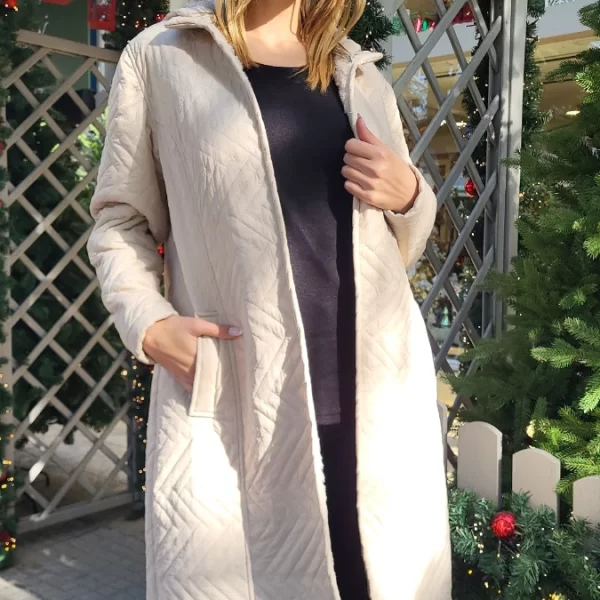 Μακρύ μπουφάν καπιτονέ σε εκρού χρώμα