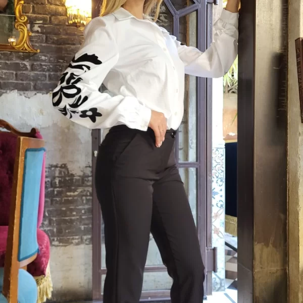 Πουκάμισο με τύπωμα στα μανίκια σε λευκό χρώμα