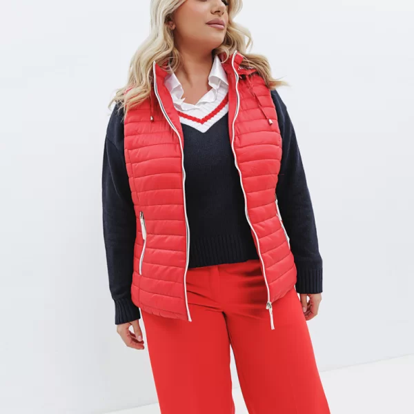 Κοντό αμάνικο μπουφάν με κουκούλα σε κόκκινο χρώμα