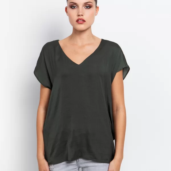 Aσύμμετρη σατινέ μπλούζα με V - ΧΑΚΙ