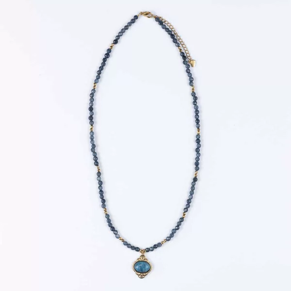 Χειροποίητο κολιέ CUORO με μπλε αχάτη και σκαλιστό στοιχείο