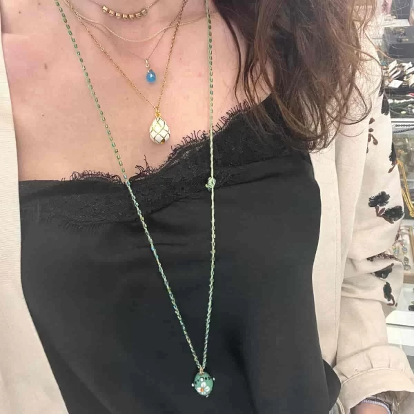 Μενταγιόν αυγό CUORO με πράσινο ανάγλυφο αυγό σε πράσινη κλωστή