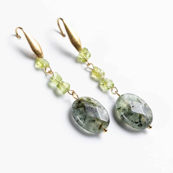 Χειροποίητα πράσινα σκουλαρίκια CUORO με πέτρες από περίδοτο και πρενίτη