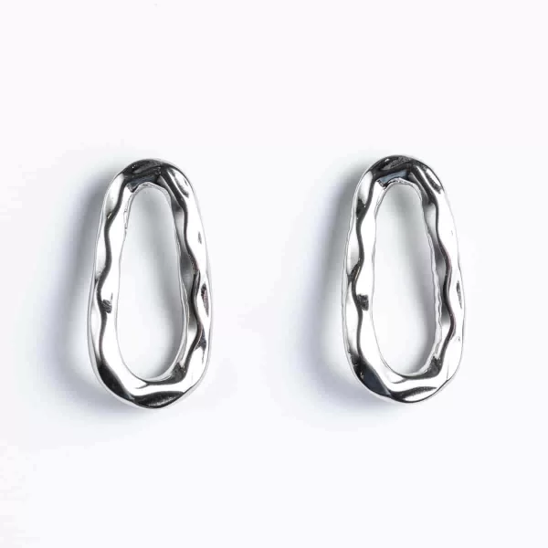 Ασημί σκουλαρίκια CUORO σε σχήμα κρίκου πάνω στο αυτί