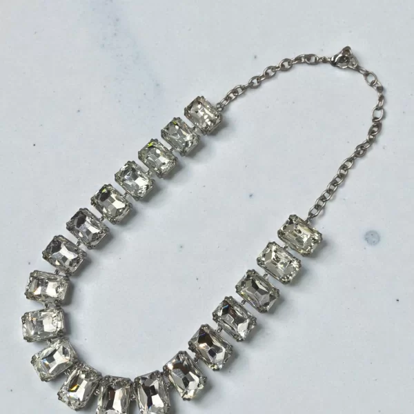 ΚΟΛΙΕ ΡΙΒΙΕΡΑ ΑΤΣΑΛΙ ΑΣΗΜΙ ΜΕ EMERALD CUT ZOSEPHINE