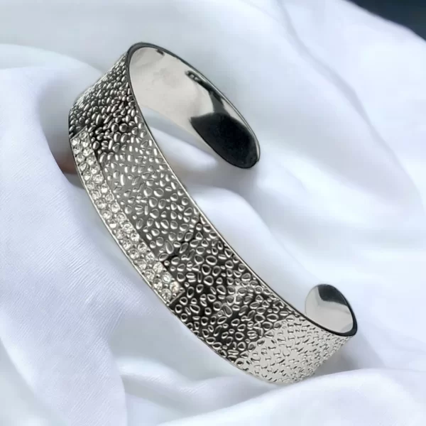 ΒΡΑΧΙΟΛΙ ΑΤΣΑΛΙ ΧΕΙΡΟΠΕΔΑ ΑΣΗΜΙ ΕΝΤΟΝΟ ΣΦΥΡΗΛΑΤΟ ΜΕ ΣΤΡΑΣ ΛΕΠΤΟΜΕΡΕΙΕΣ