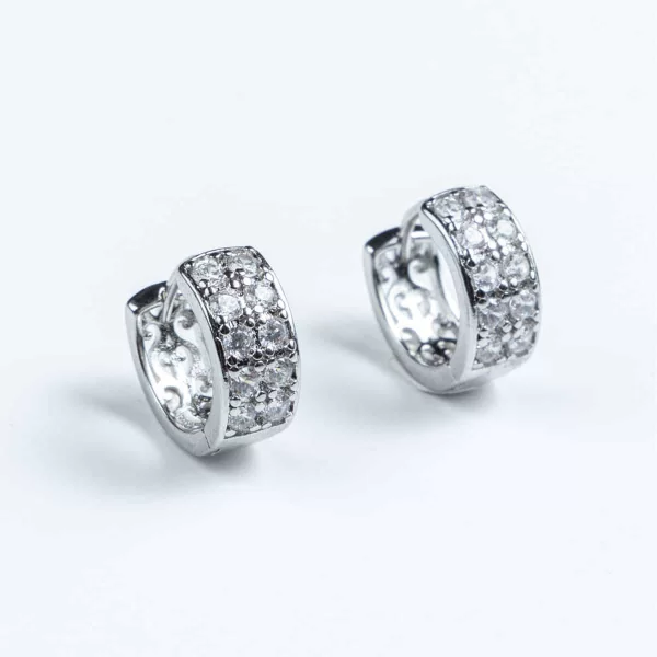 Ατσάλινοι μικροί ασημί κρίκοι CUORO με λευκά ζιργκόν διπλοσειρά