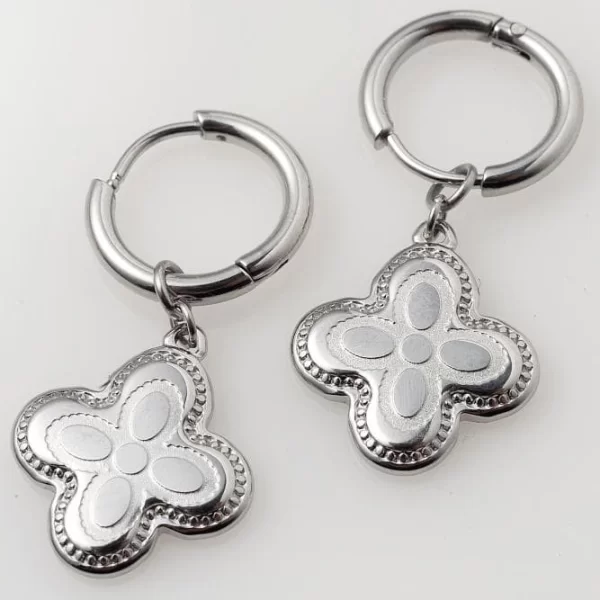 ΑΣΗΜΙ ΣΚΟΥΛΑΡΙΚΙΑ ΜΕ ΚΡΕΜΑΣΤΟ ΣΤΑΥΡΟΥΔΑΚΙ