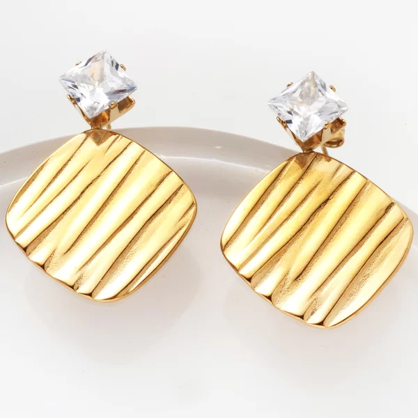 ΧΡΥΣΑ ΣΚΟΥΛΑΡΙΚΙΑ ΜΕ ΚΡΕΜΑΣΤΟ ΤΕΤΡΑΓΩΝΟ ΚΑΙ ΛΕΥΚΟ ΣΤΡΑΣ ΣΤΗΝ ΒΑΣΗ