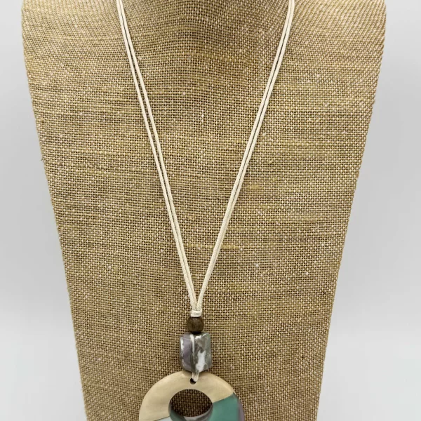 ΜΑΚΡΥ ΚΟΛΙΕ ΜΕ ΣΤΡΟΓΓΥΛΗ ΤΡΥΠΗΤΗ ΠΕΤΡΑ