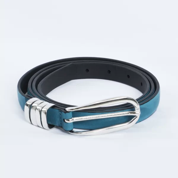 Λεπτή δερμάτινη ζώνη με μεταλλική αγκράφα
