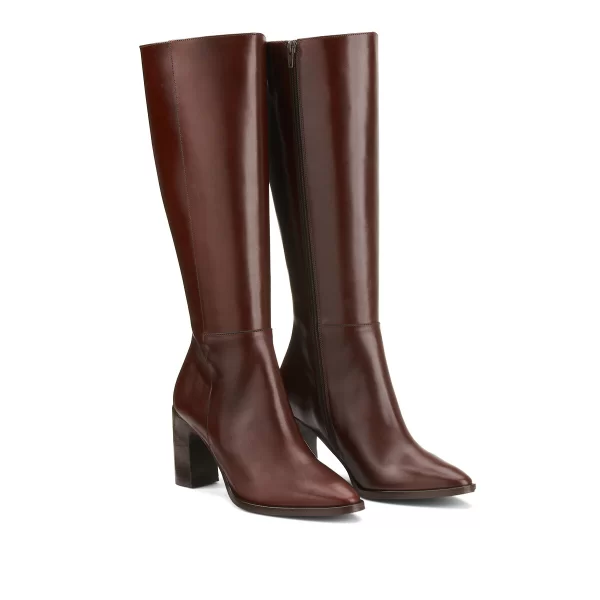 Δερμάτινες μπότες με τακούνι