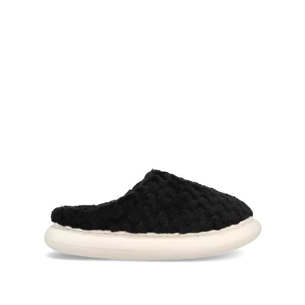 Μαύρη χνουδωτή παντόφλα